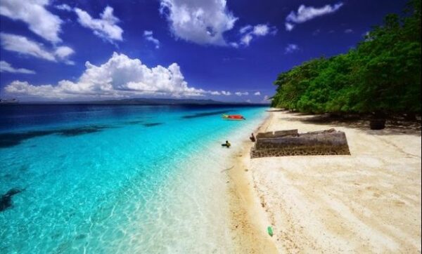 10 Rekomendasi Pantai di Daerah Maluku Paling Terkenal Dengan Keindahan Alam Yang Tak Tertandingi