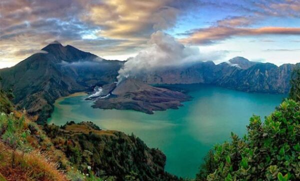 5 Rekomendasi Wisata Danau Vulkanik di Negara Indonesia Yang Sangat Cantik, Wajib Untuk Kalian Kunjungi!