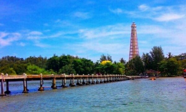 Objek tempat wisata di indramayu jawa barat dan sekitarnya pulau biawak jabar cirebon foto kabupaten pantai tirtamaya taman cimanuk pasir putih terbagus karangsong patrol jatibarang kolam renang terbaik menarik laut indah terbaru yang ada alam macam daftar obyek daerah kota mangrove malam air