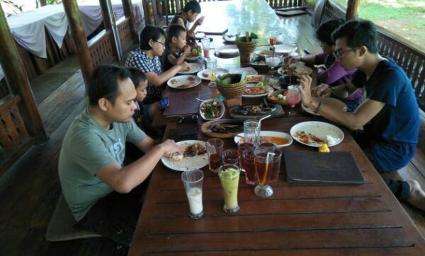 Tempat makan di karawang restoran timur rumah cibiuk yang murah ajo enak dan ciganea dukuh daerah grand taruma kabupaten jawa barat lesehan lsi galuh mas pesawat mall resinda sunda unik walahar central plaza hits makanan kota asik aman ampera abc nuansa alam ala korea ciampel ciranggon cozy cijantung romantis durian dimsum emin es krim festive walk gokana instagramable inul iga bakar ikan jepang joglo 24 jam klari kiic keluarga khas loji lobster nyaman nama perumnas pedas populer padang pemancingan rpm ramen seafood saung sushi steak siang sekitar