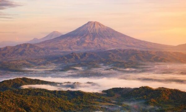 10 Rekomendasi Wisata Gunung di Daerah Jogja Yang Punya Panorama Epic Bikin Kalian Lupa Pulang