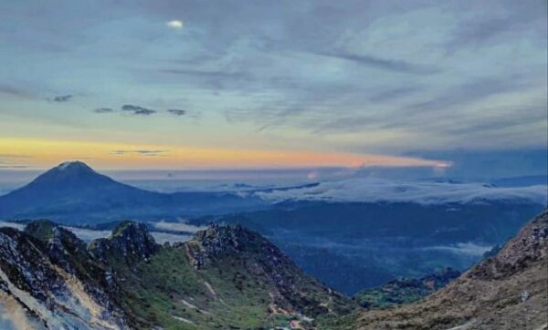 10 Rekomendasi Gunung Favorit Para Pendaki di Daerah Sumatera Utara Yang Memiliki Keindahan Luar Biasa