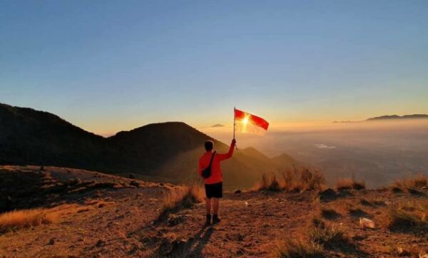 10 Daftar Pilihan Gunung di Daerah Garut Yang Siap Memanjakan Matamu dan Membuat Kalian Lupa Waktu