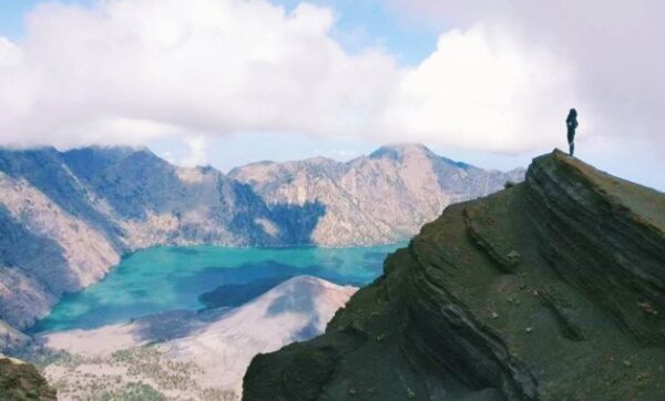 10 Referensi Gunung di Daerah Lombok Yang Menyajikan Panorama Epic Bikin Kalian Betah dan Lupa Pulang