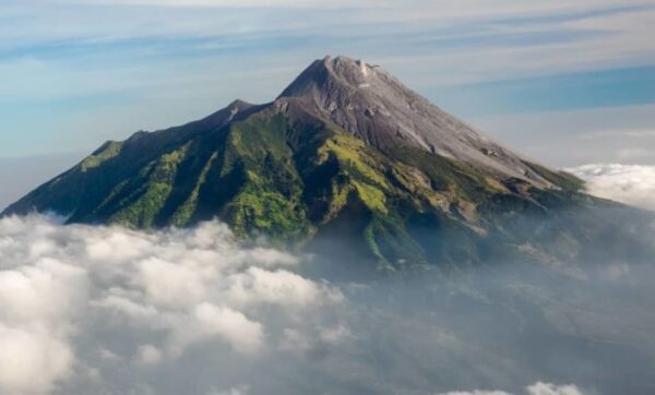 10 Daftar Pilihan Gunung Terangker di Indonesia Namun Memiliki Keindahan Yang Luar Biasa