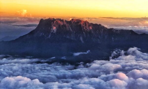 Kamu Pendaki Sejati? Coba Taklukkin 10 Rekomendasi Gunung Tertinggi di Negara Malaysia Ini