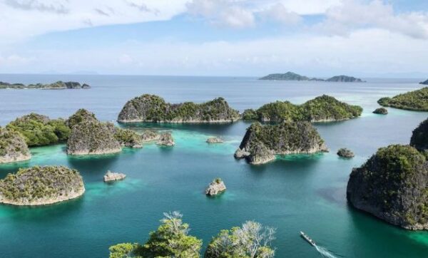 10 Rekomendasi Pulau Terindah di Negara Indonesia Yang Keindahannya Bagaikan Surga, Wajib Kalian Kunjungi!