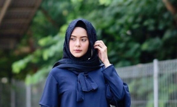 Apa Warna Jilbab Yang Cocok Dengan Baju Biru Dongker? Agar Tidak Terkesan Tabrakan