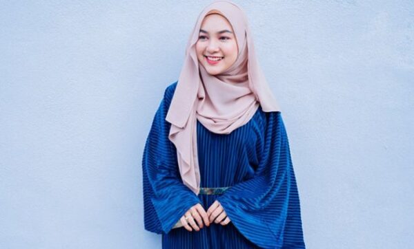 10 Warna Jilbab Yang Cocok Dipadukan Dengan Baju Biru Tua