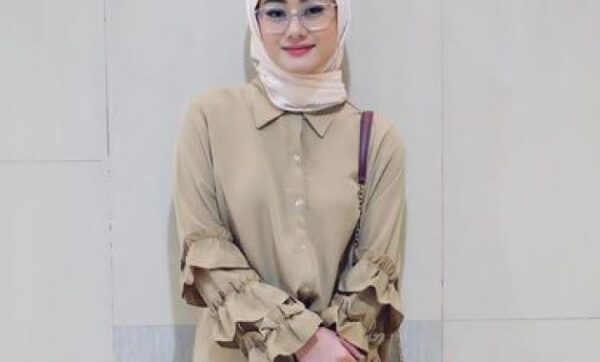 10 Inspirasi Outfit Hijab Untuk Baju Cokelat Muda