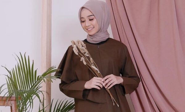 10 Inspirasi Antara Kerudung dan Baju Cokelat Tua