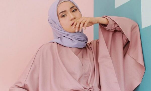 Perpaduan Cantik Baju Dusty Pink Dengan Jilbab