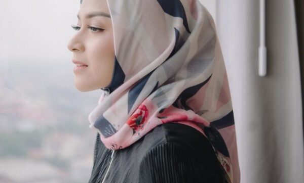 10 Warna Jilbab Yang Cocok Dengan Baju Favorit Sejuta Umat, Hitam!