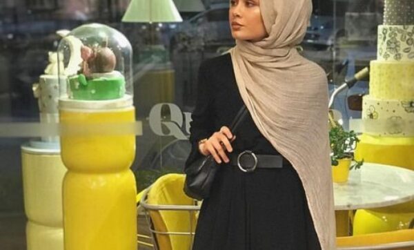 Apa Warna Jilbab Yang Cocok Untuk Baju Hitam dan Putih? Simak ini