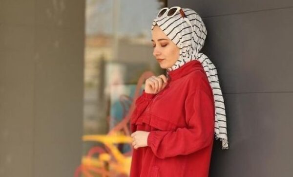 10 Inspirasi Outfit Untuk Memadukan Baju Merah Dengan Jilbab