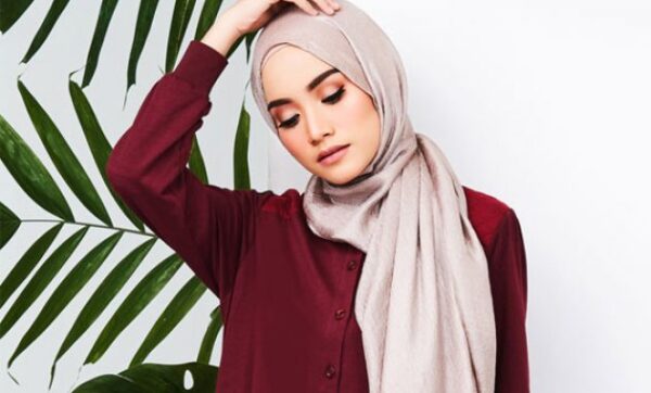 10 Pilihan Warna Jilbab Untuk Baju Merah Marun