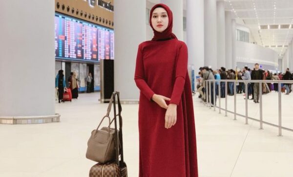 10 Inspirasi Outfit Hijab Untuk Baju Merah Marun