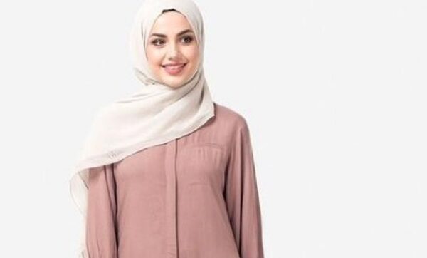 Ingin Tau Cara Memadukan Baju Cokelat Susu Dengan Jilbab? Simak Ini