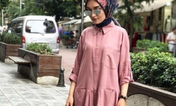 10 Inspirasi Perpaduan Warna Kerudung dan Baju Dusty Pink