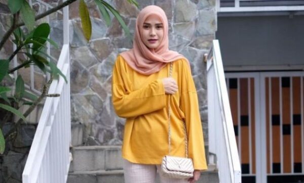 Apa Saja Warna Jilbab Yang Cocok Dengan Baju Kuning Kunyit? Simak Ini