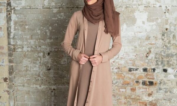 10 Inspirasi Outfit Hijab Untuk Memadukan Baju Mocca