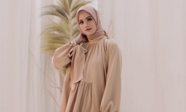 10 Inspirasi Outifit Hijab Dengan Gamis Cokelat Susu