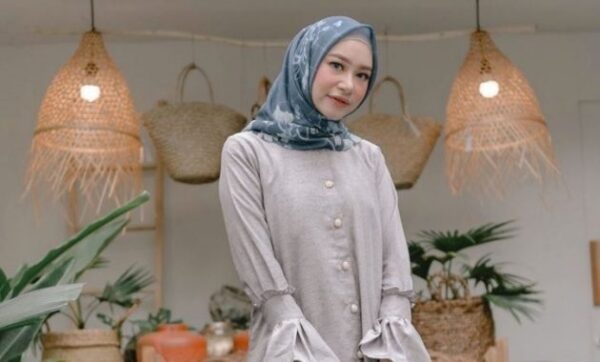 10 Warna Jilbab Yang Cocok Dengan Baju Abu-Abu, Buat Yang Tidak Suka Tampil Secara Mencolok