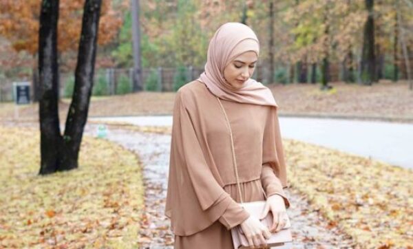 10 Warna Kerudung Yang Cocok Untuk Baju Cokelat