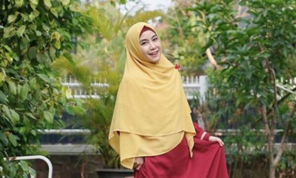 10 Warna Kerudung Yang Pas Untuk Baju Merah Marun