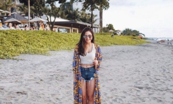 10 Inspirasi Outfit Yang Cocok Untuk Pergi Ke Pantai